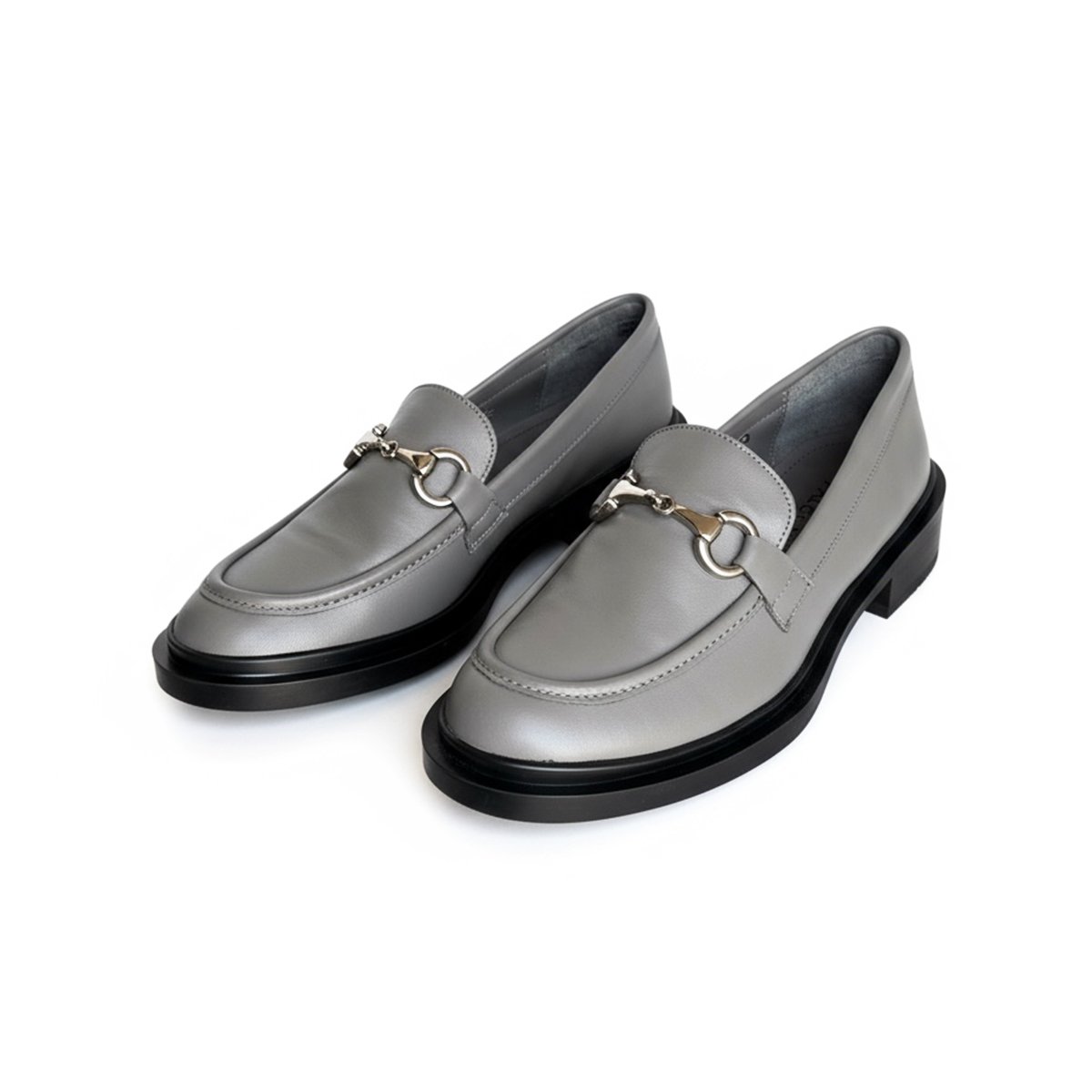 05 CHAUSSURE EN CUIR GRIS - الصورة 4