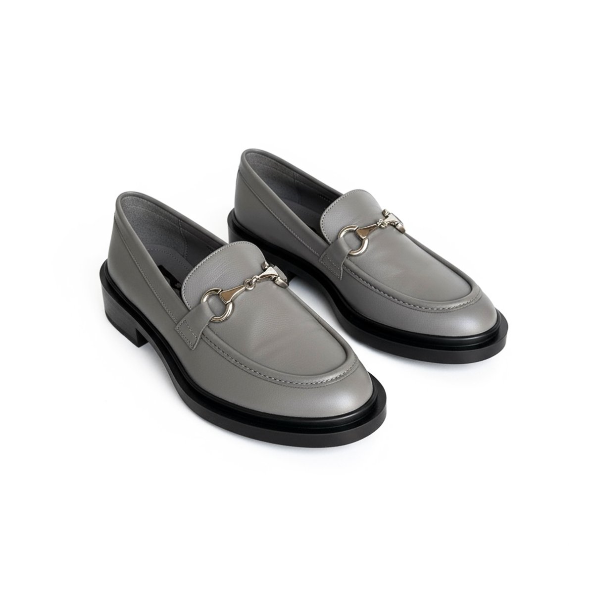 05 CHAUSSURE EN CUIR GRIS - الصورة 5