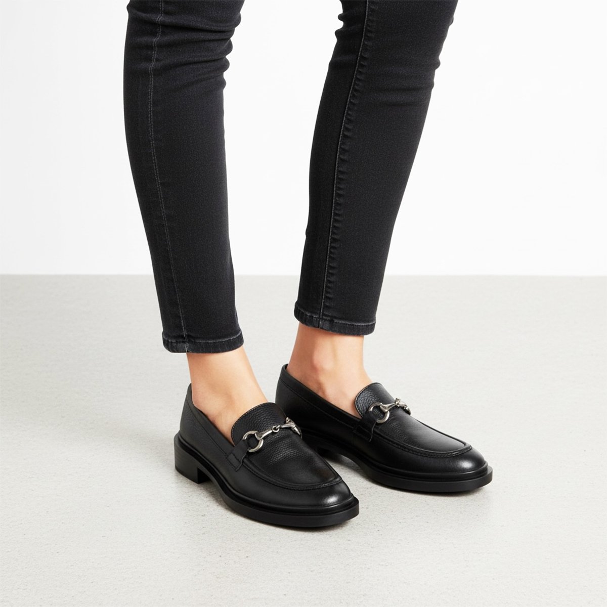 05 CHAUSSURE EN CUIR GRIS - الصورة 10